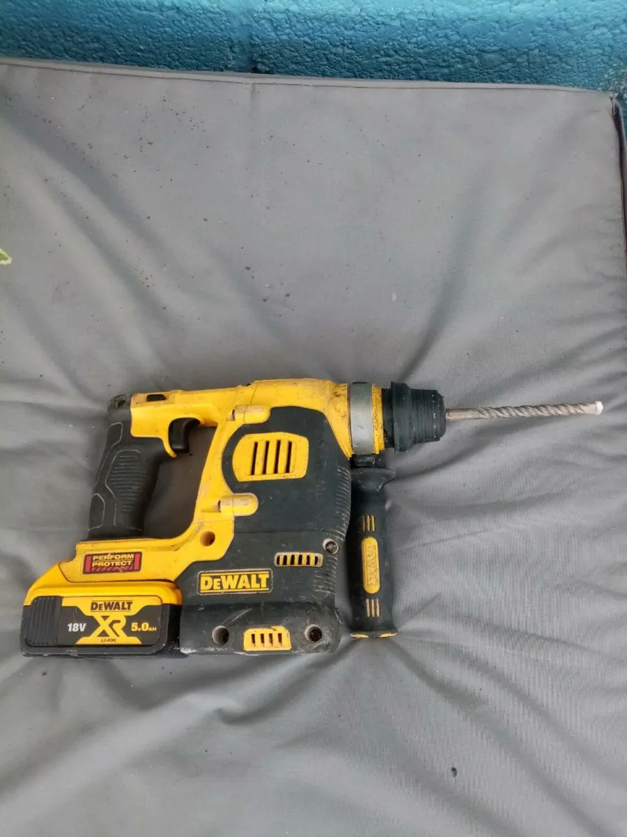 Dewalt 18v XR LI-ION Battery SDS Hammer Drill - Image 3