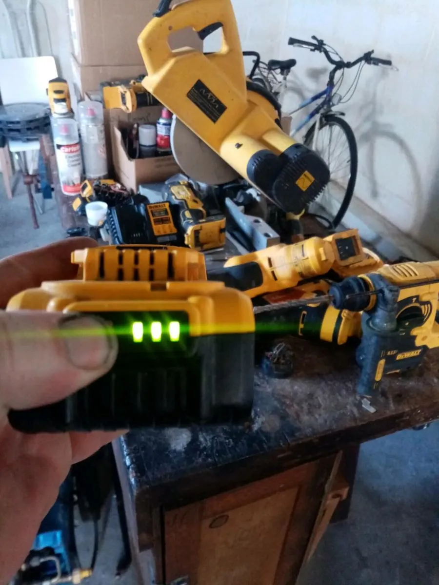 Dewalt 18v XR LI-ION Battery SDS Hammer Drill - Image 4