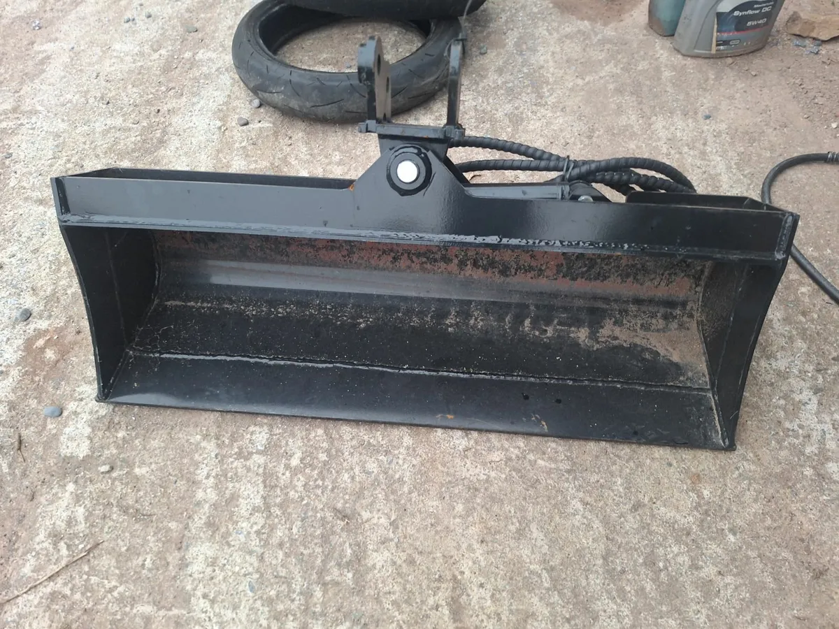 40" tilt bucket for mini digger - Image 1