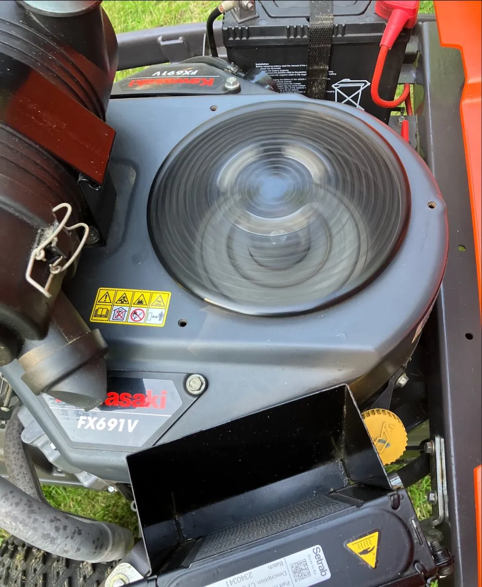Husqvarna R422Ts AWD ride on mower - Image 4