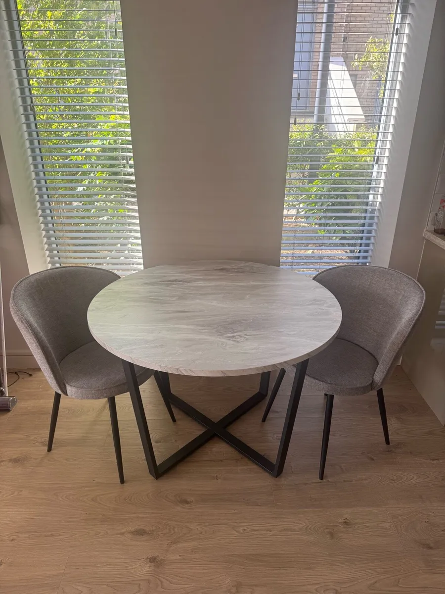 Table and chairs - Image 1