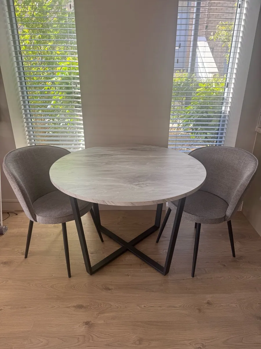Table and chairs - Image 2