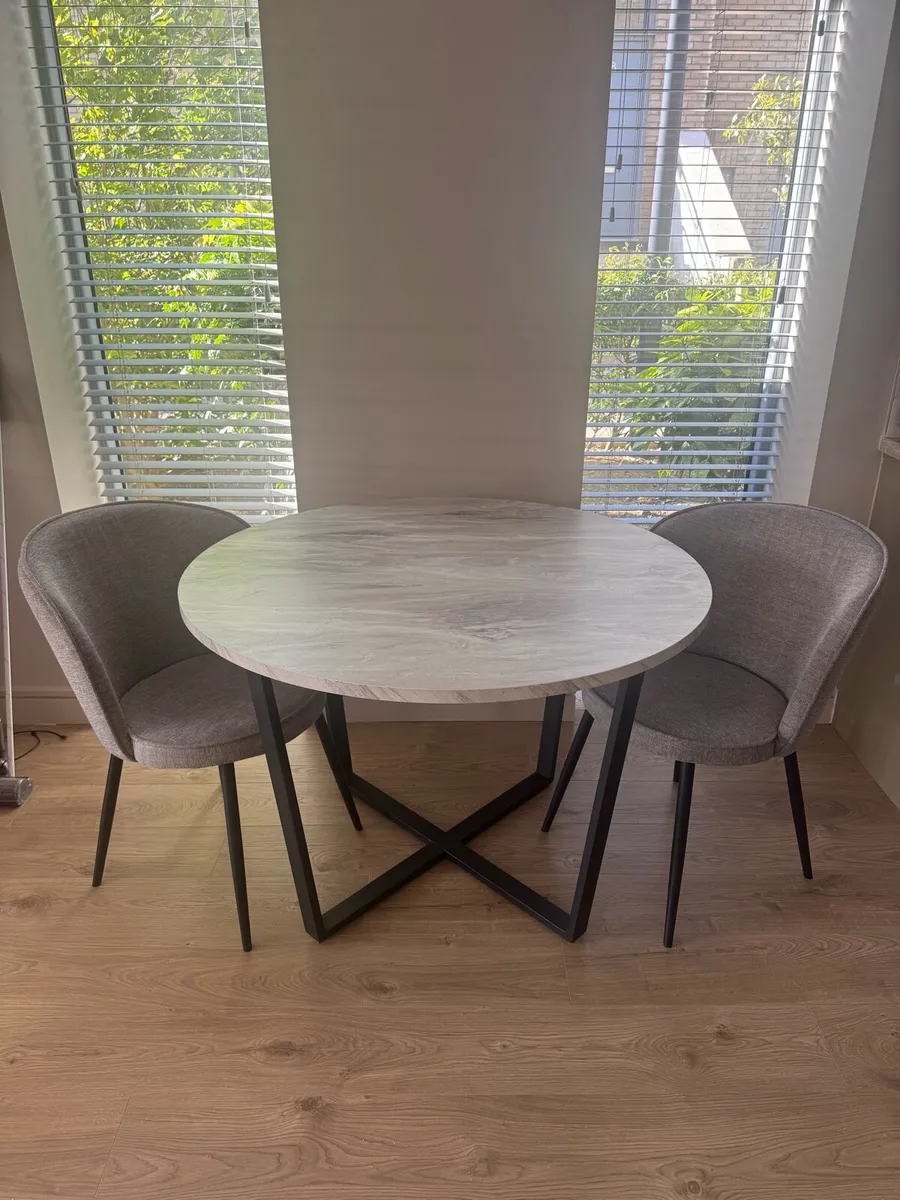 Table and chairs - Image 3