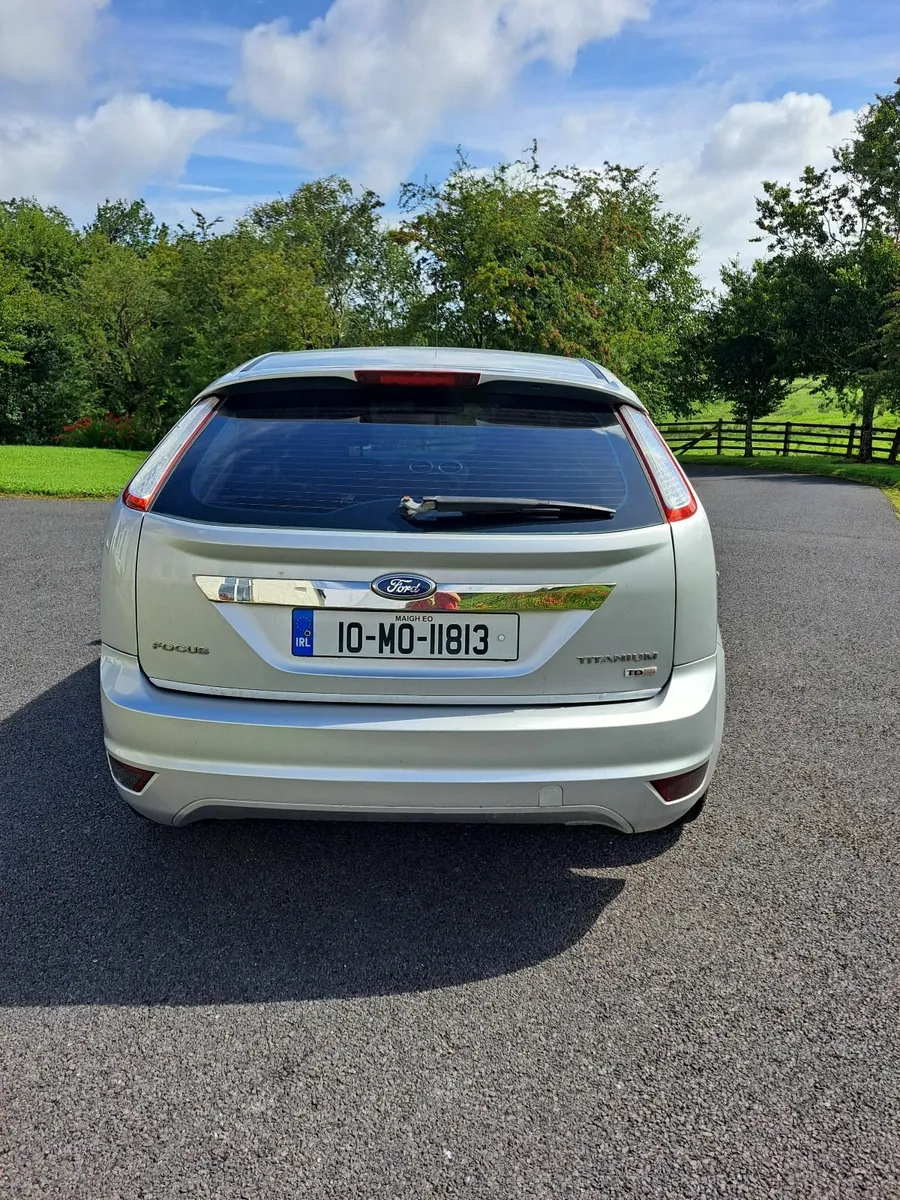 Ford Focus 2010 - Image 2