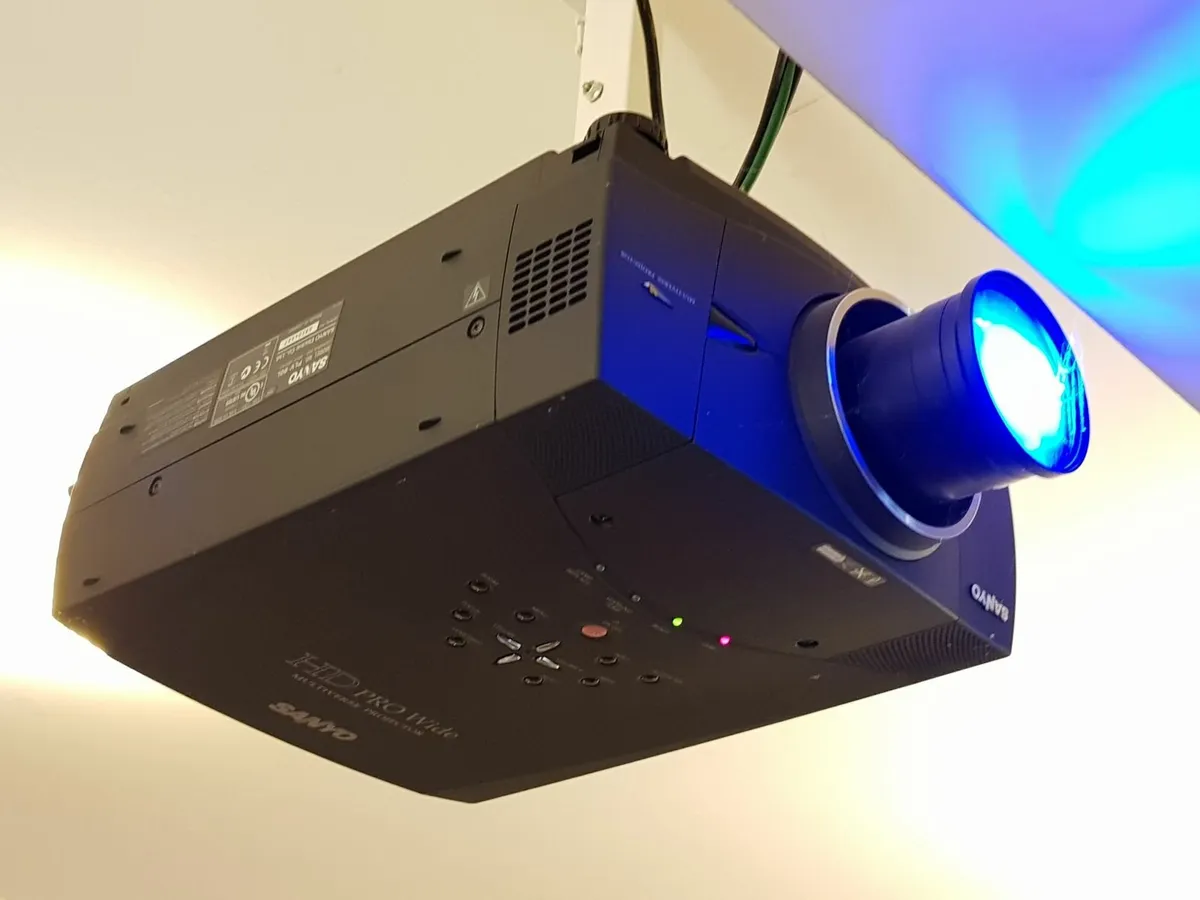Sanyo PLV60 LCD Projector 69 hrs - Image 3