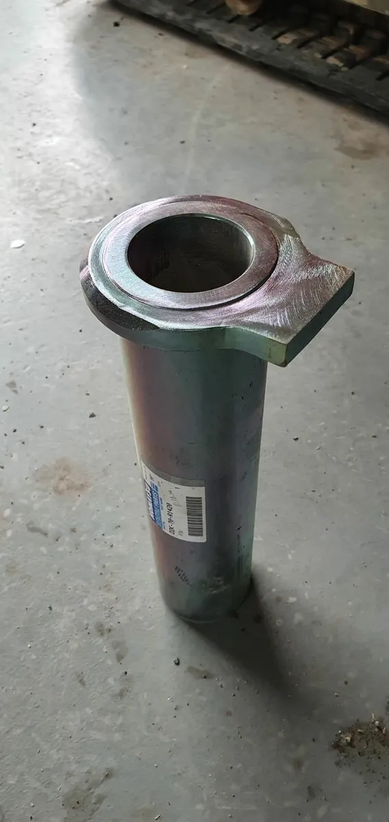 Komatsu PC26 MR3 King Post Pin 22K-70-R1420 - Image 1
