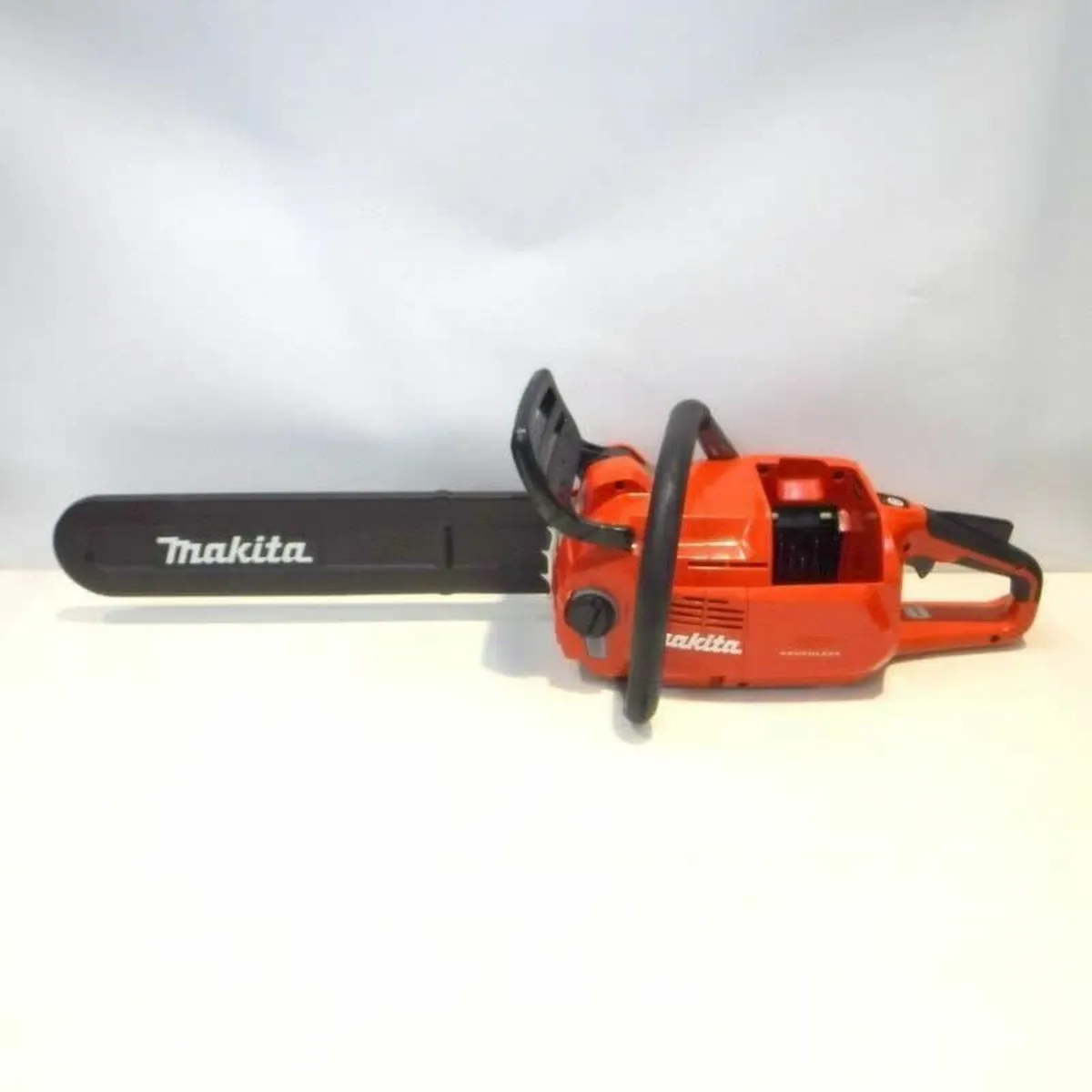Makita MUC018GZR 40V max Rechargeable Chainsaw - Image 4