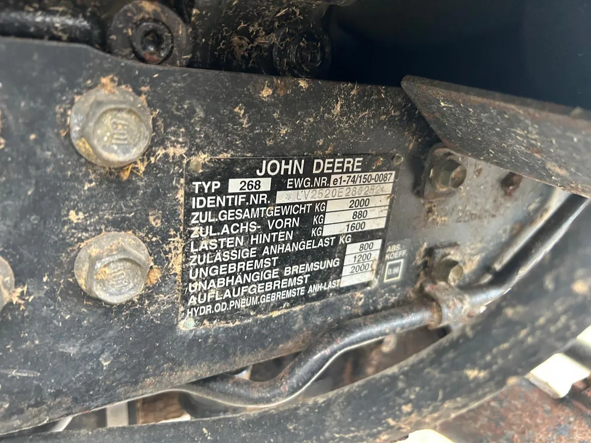 John Deere 2520 HST Compact Tractor - Image 2