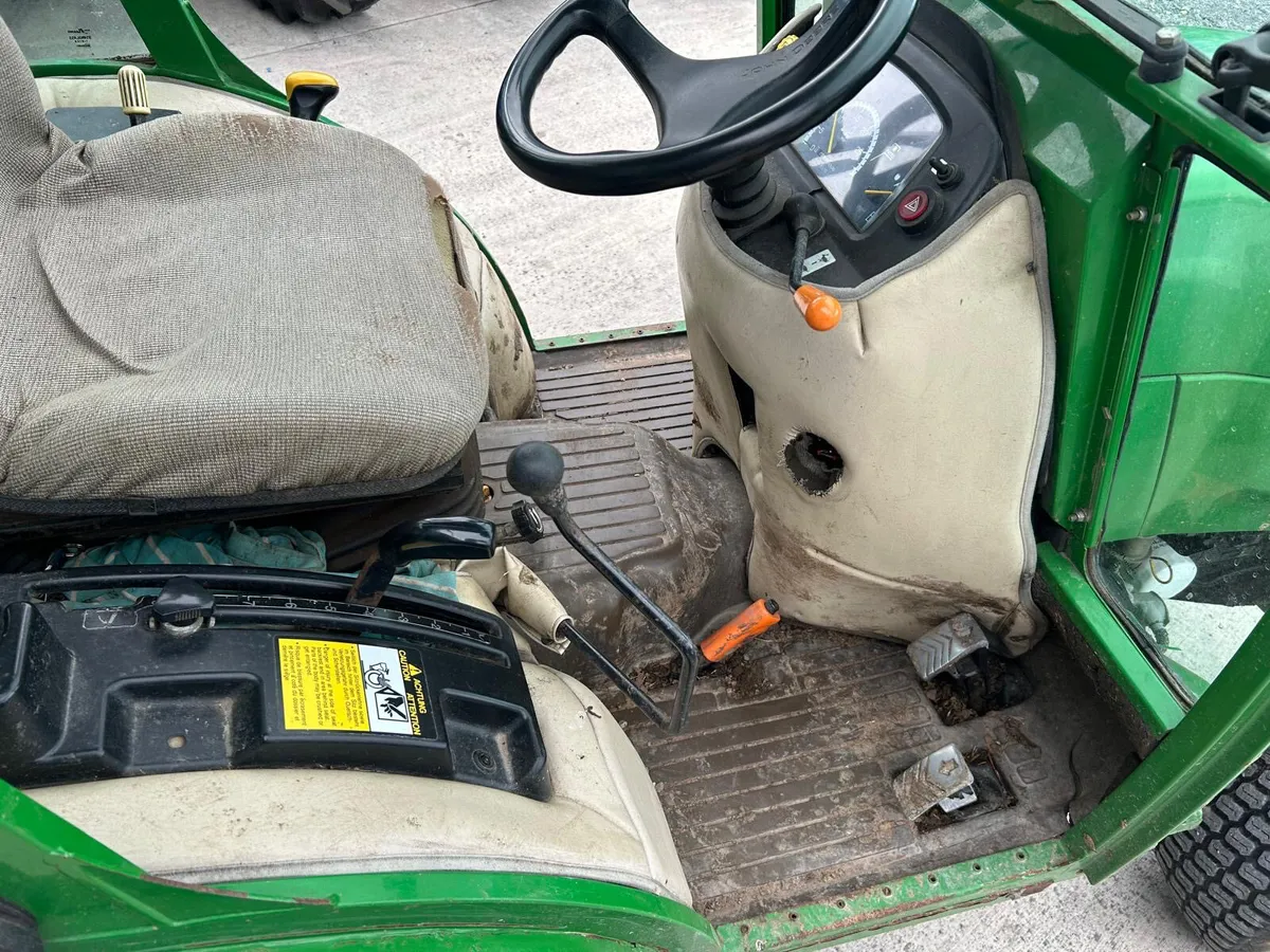 John Deere 2520 HST Compact Tractor - Image 3