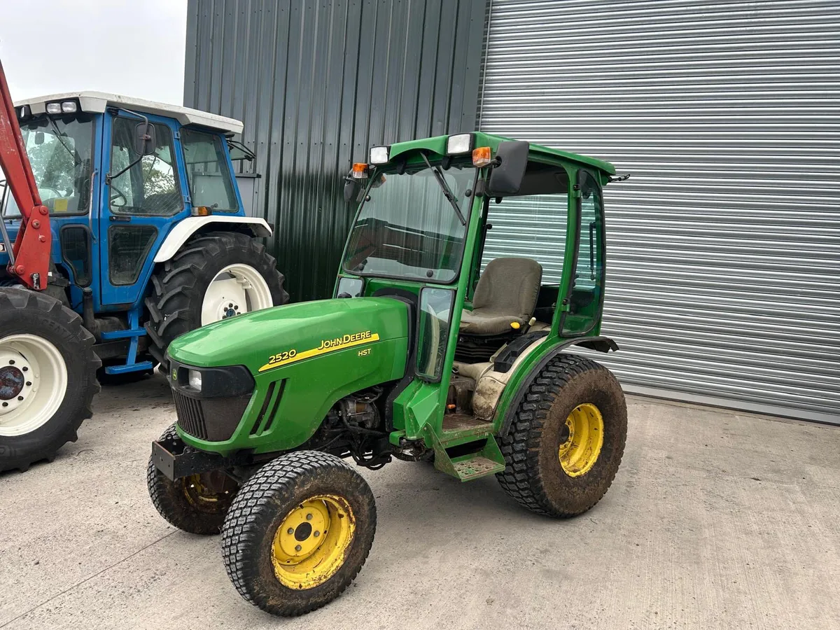 John Deere 2520 HST Compact Tractor - Image 1