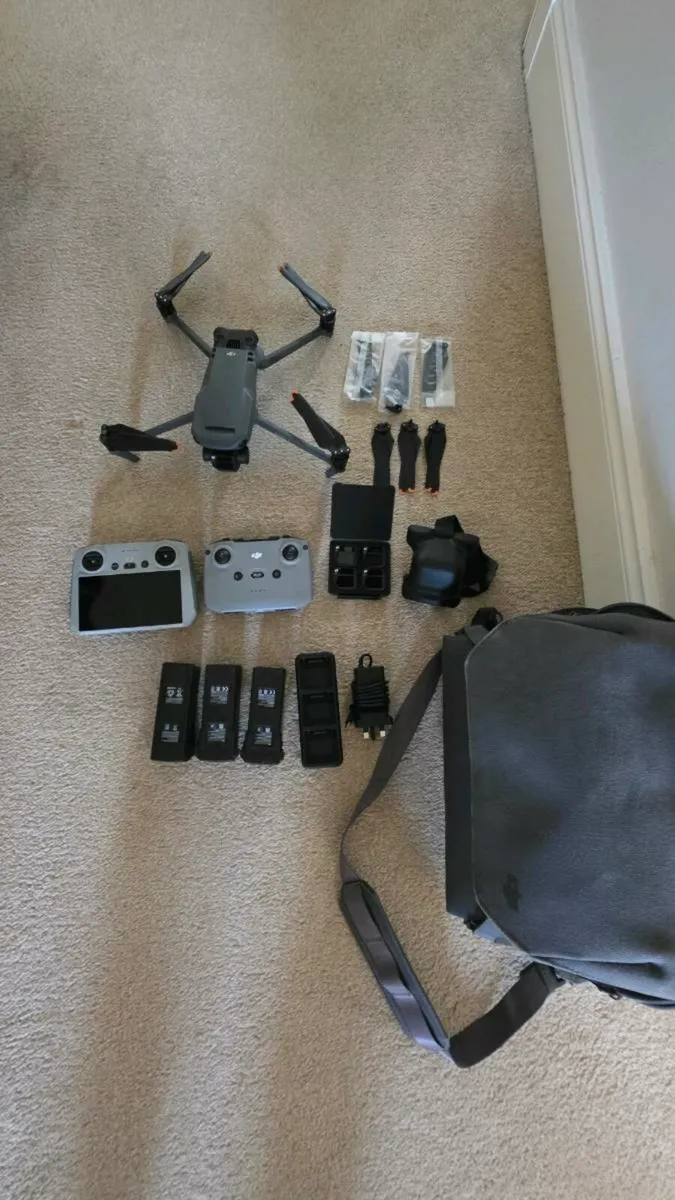 DJI Mavic 3 Fly More Combo - Image 2