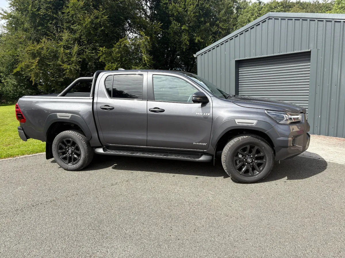 2025 Toyota Hilux Invincible X DELIVERY MILEAGE - Image 3