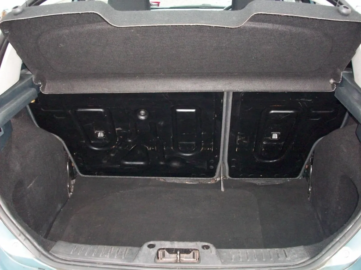 Ford Fiesta 2010 - Image 2