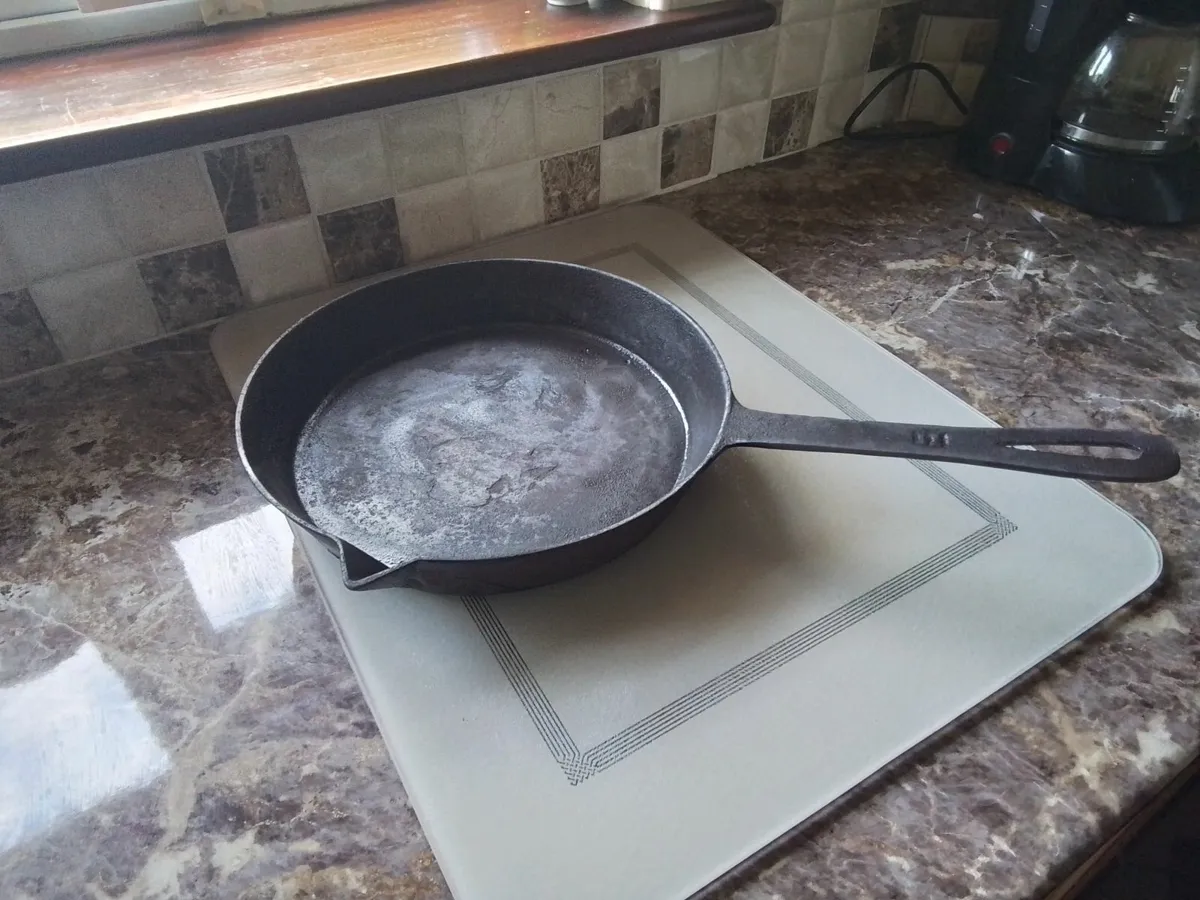 Cast iron pan - Image 1