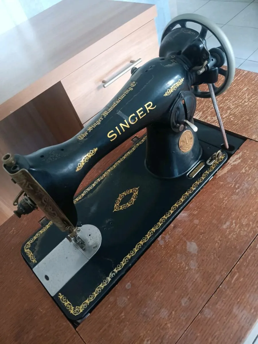 Singer sewing machine - Image 1