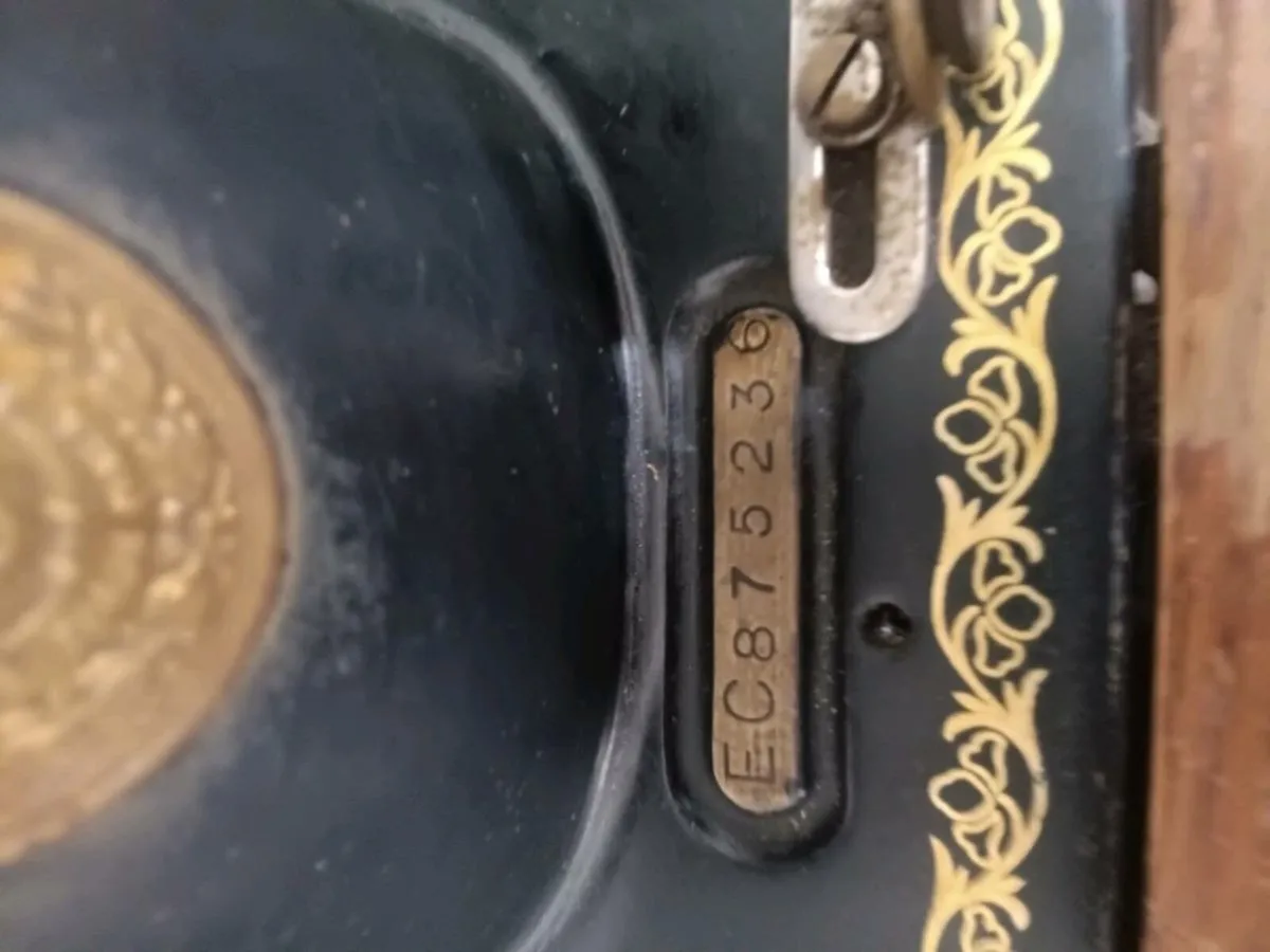 Singer sewing machine - Image 4