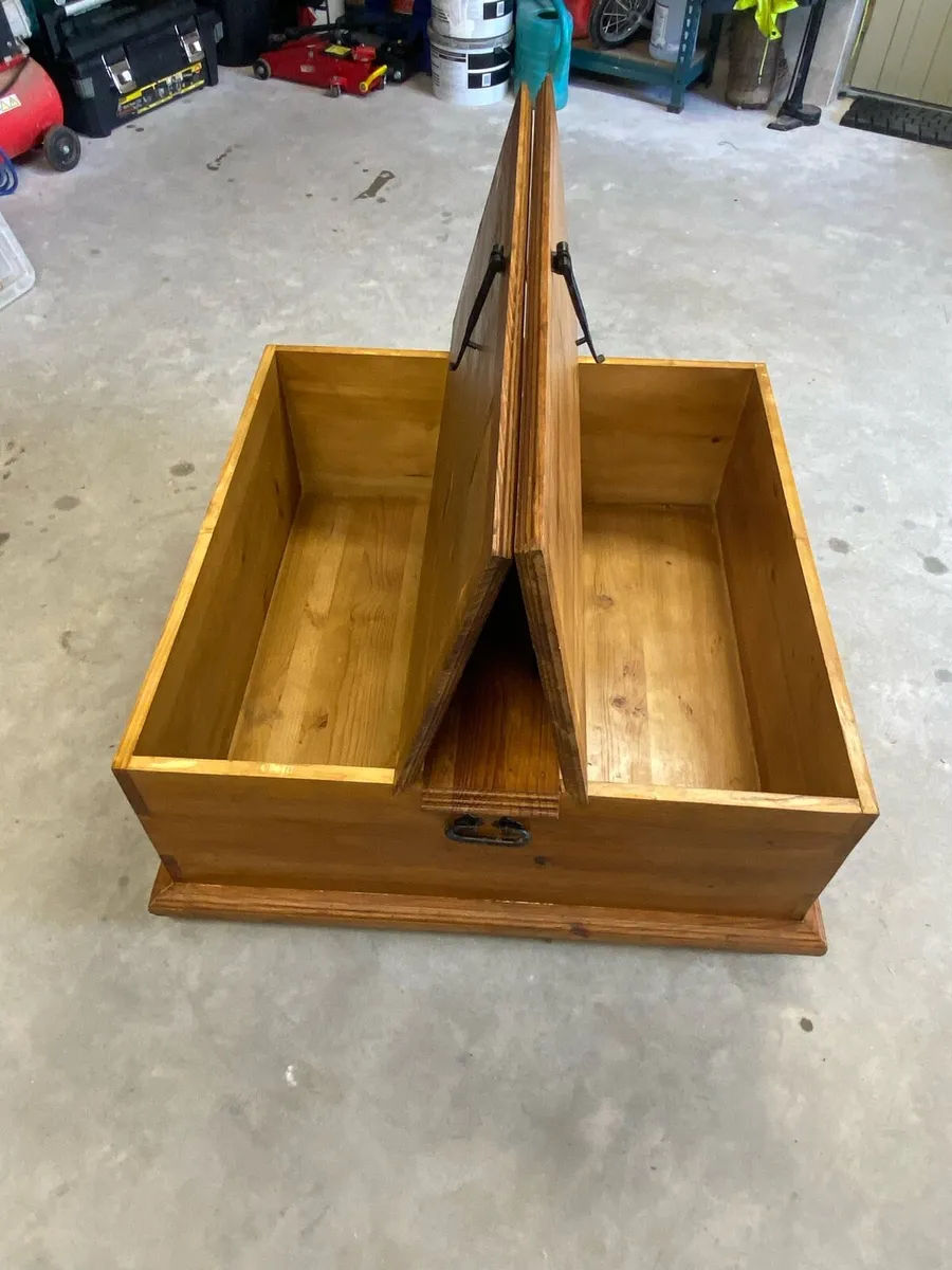 Pine coffee table storage trunk - Image 3