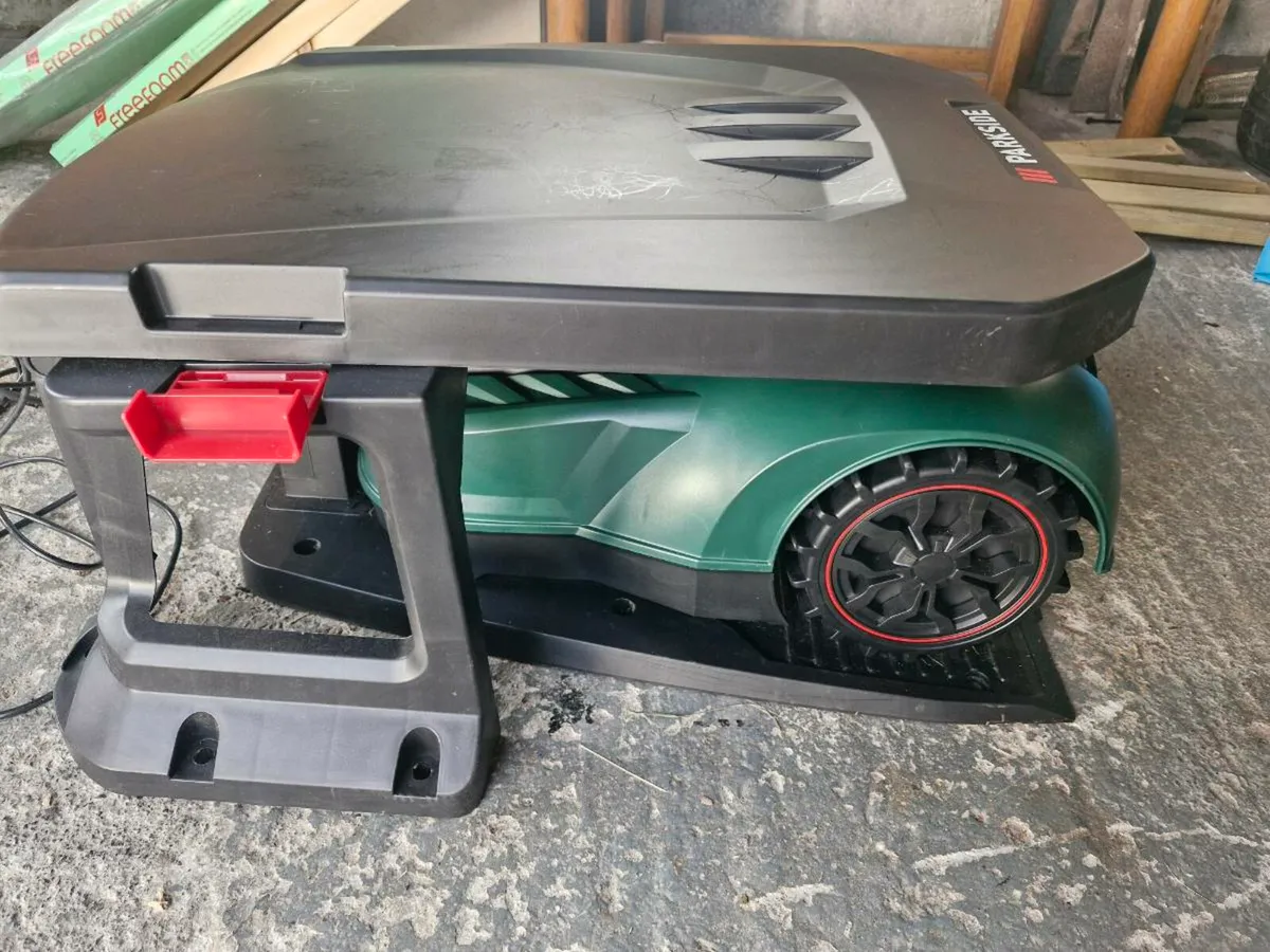 Robot Mower & Garage - Image 3