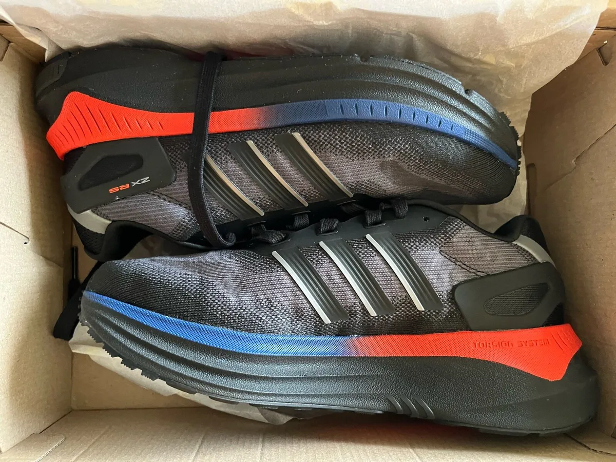 Boy’s adidas runners size 5 - Image 1