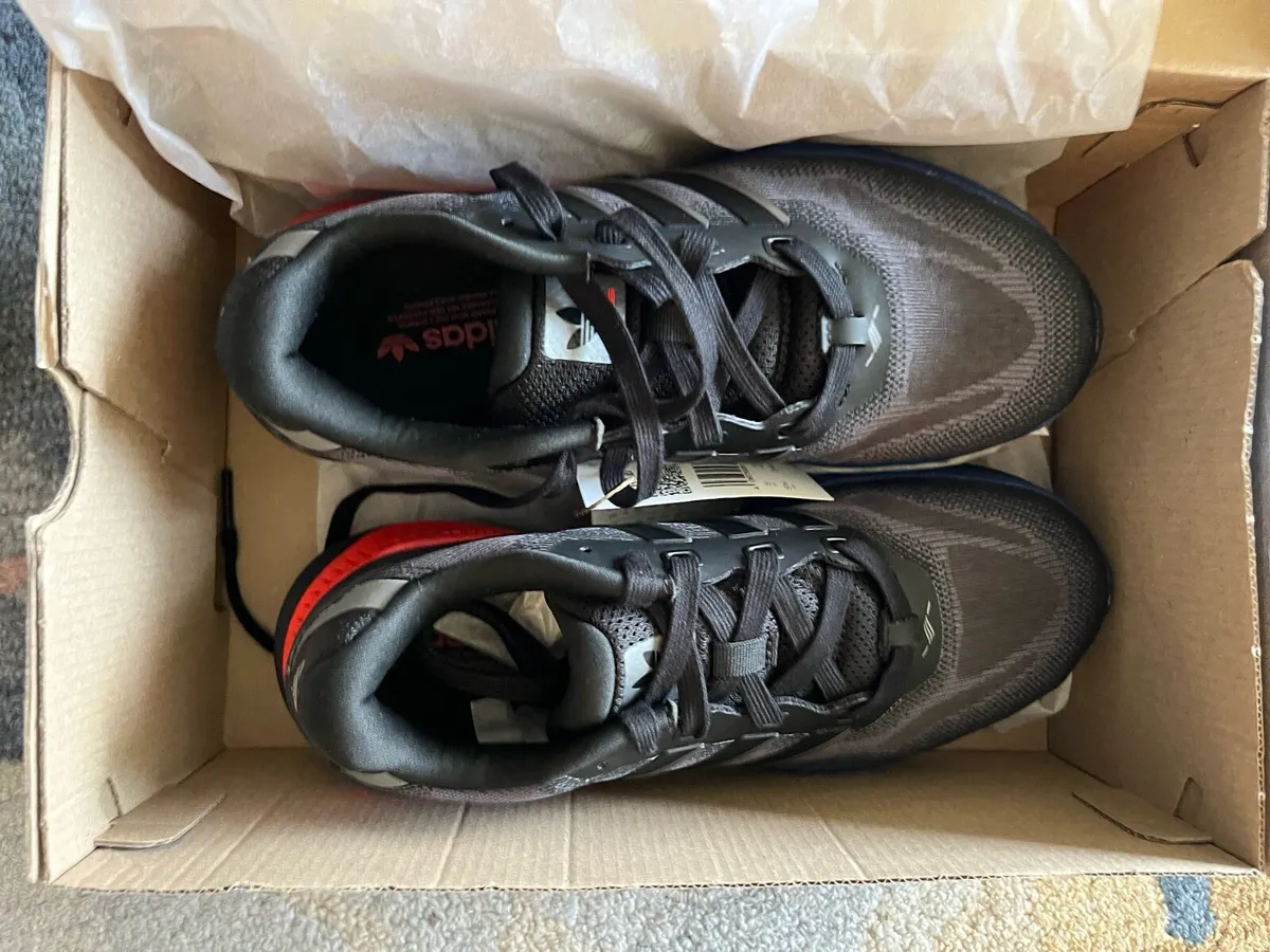 Boy’s adidas runners size 5 - Image 2