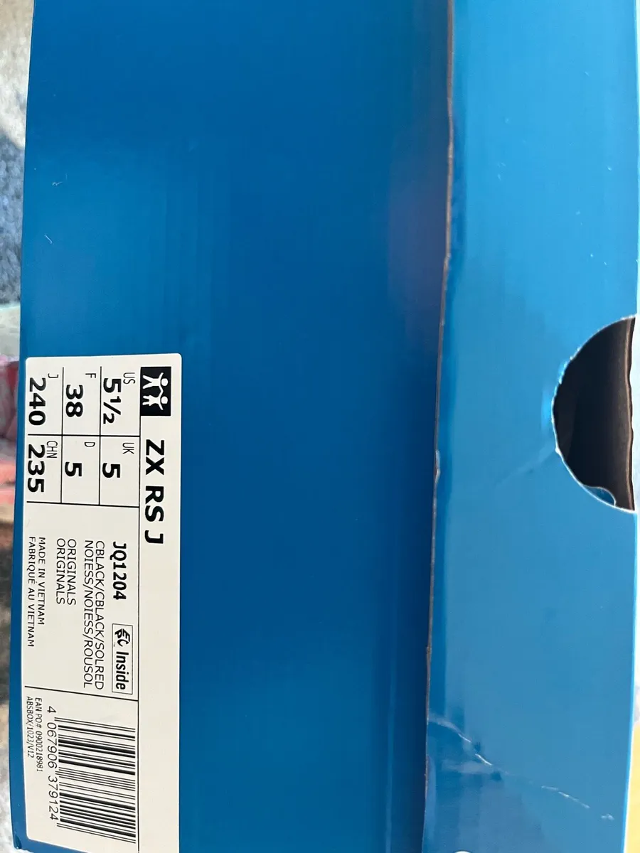 Boy’s adidas runners size 5 - Image 3