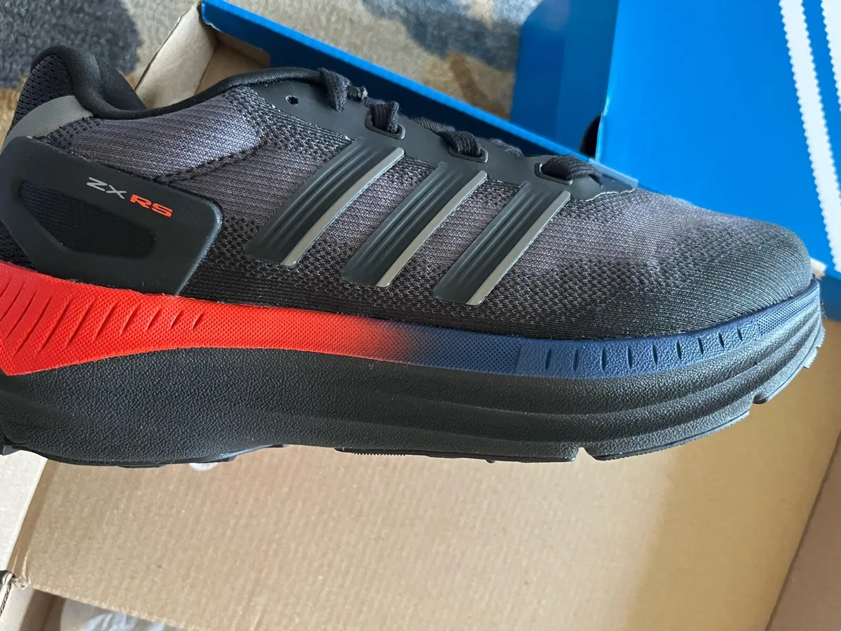 Boy’s adidas runners size 5 - Image 4
