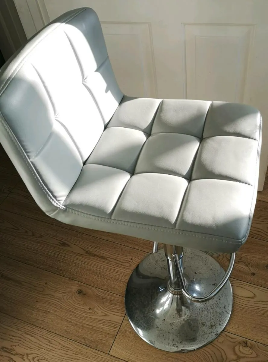 Kitchen island seats/stools - Image 1