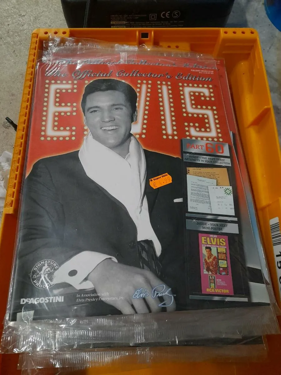 Box of elvis magazines - Image 1