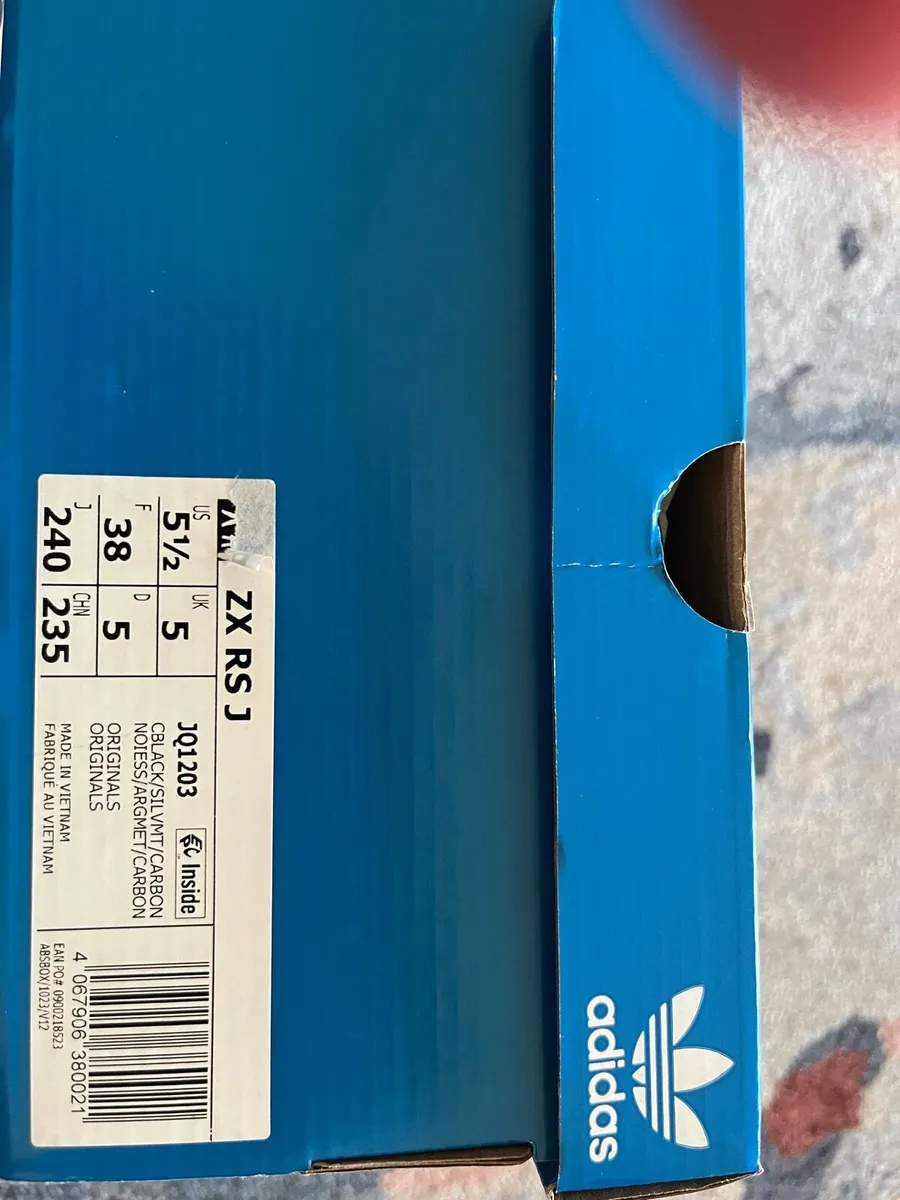Boys Adidas runners size 5 - Image 1