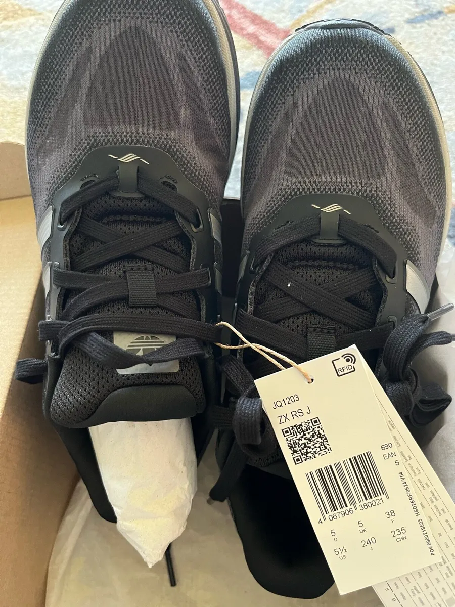 Boys Adidas runners size 5 - Image 3