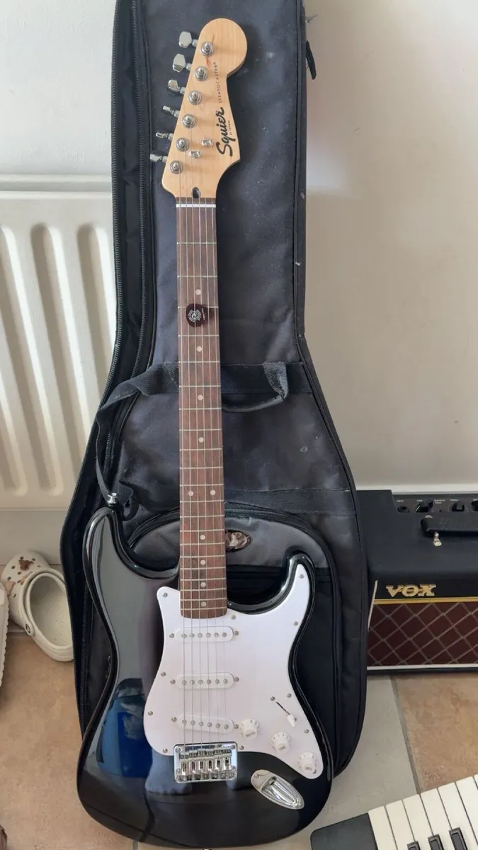 electric guitar + amplifier + accessories - Image 1