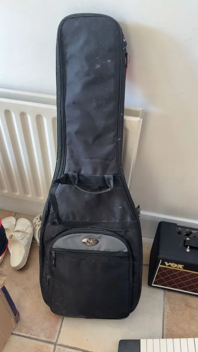 electric guitar + amplifier + accessories - Image 2