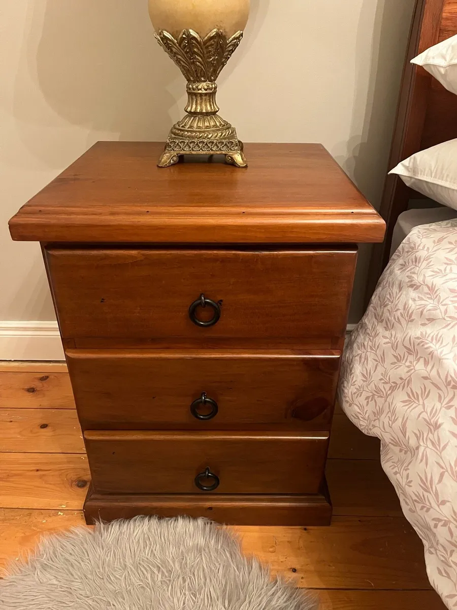 Wooden bedside lockers x 2 - Image 1
