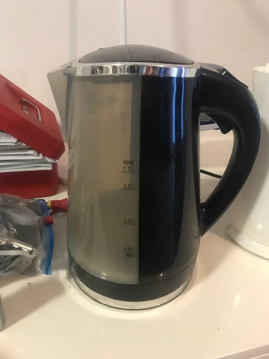 2 Kettles - Image 1