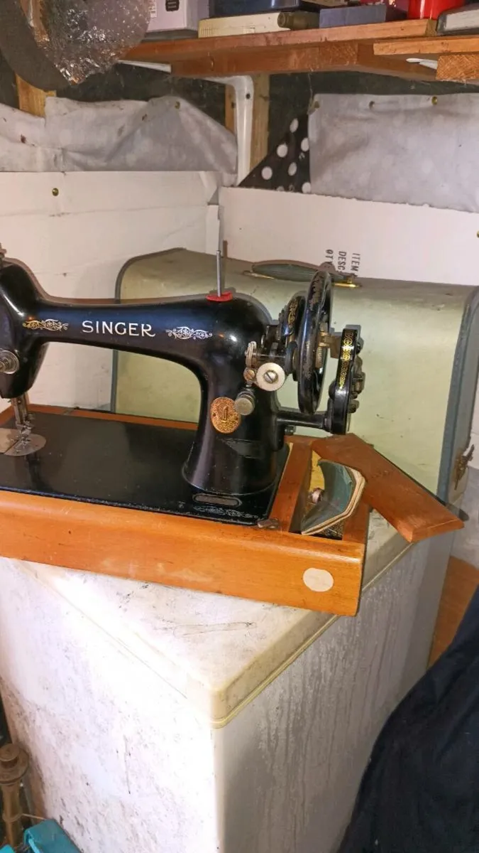 1925 Handcrank Singer Sewing Machine - Image 1