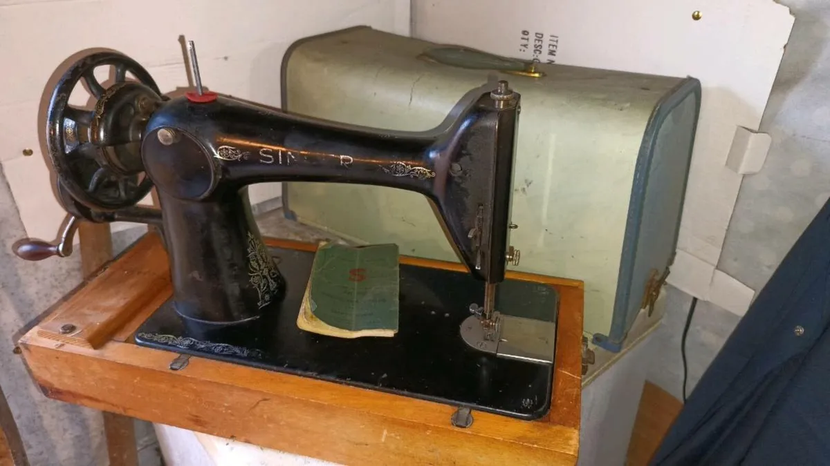 1925 Handcrank Singer Sewing Machine - Image 2