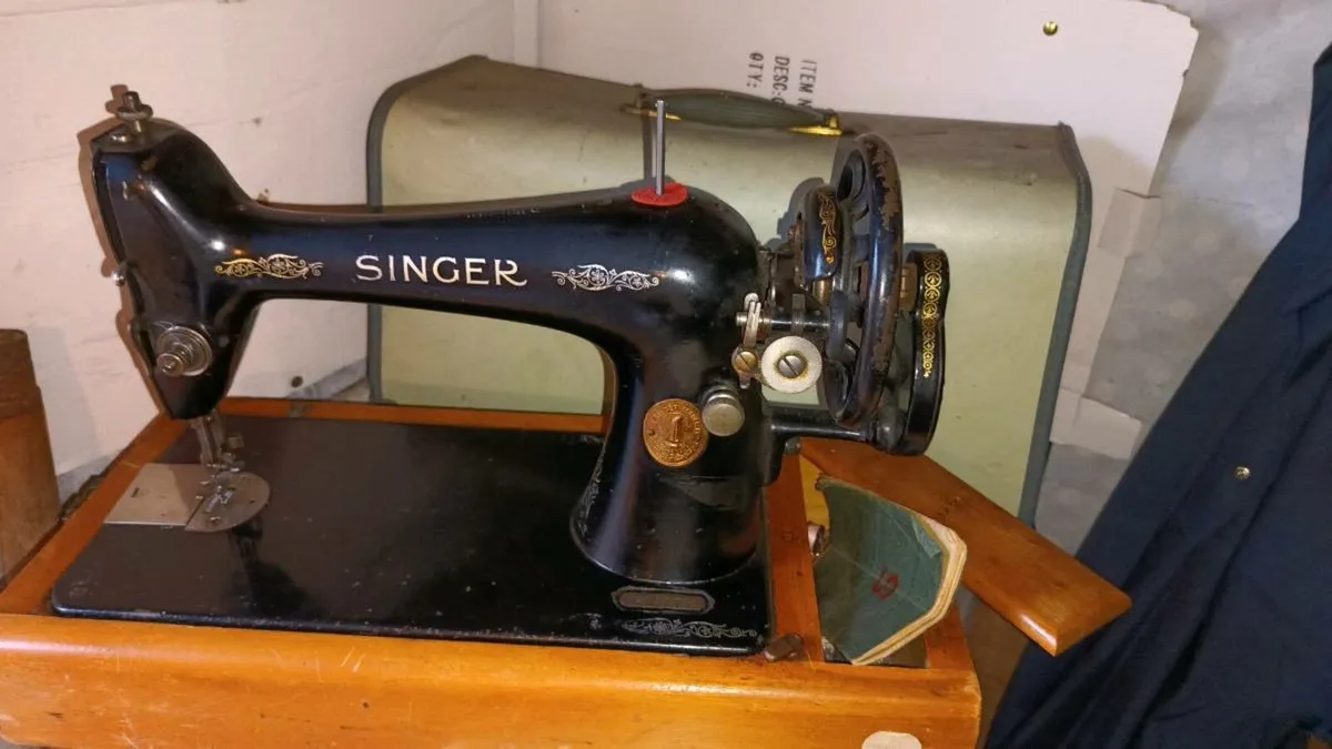 1925 Handcrank Singer Sewing Machine - Image 3