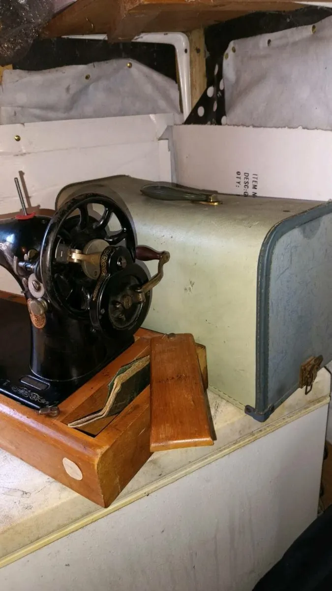1925 Handcrank Singer Sewing Machine - Image 4
