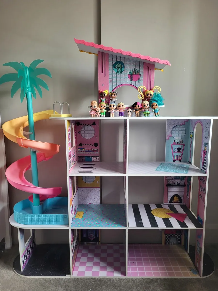 Dollhouse LOL O.M.G fashion house.