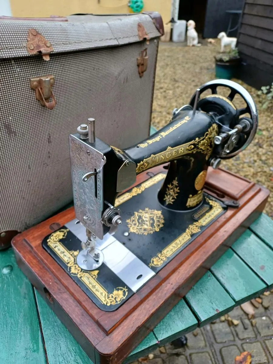 1937  Handcrank Singer Sewing Machine - Image 2