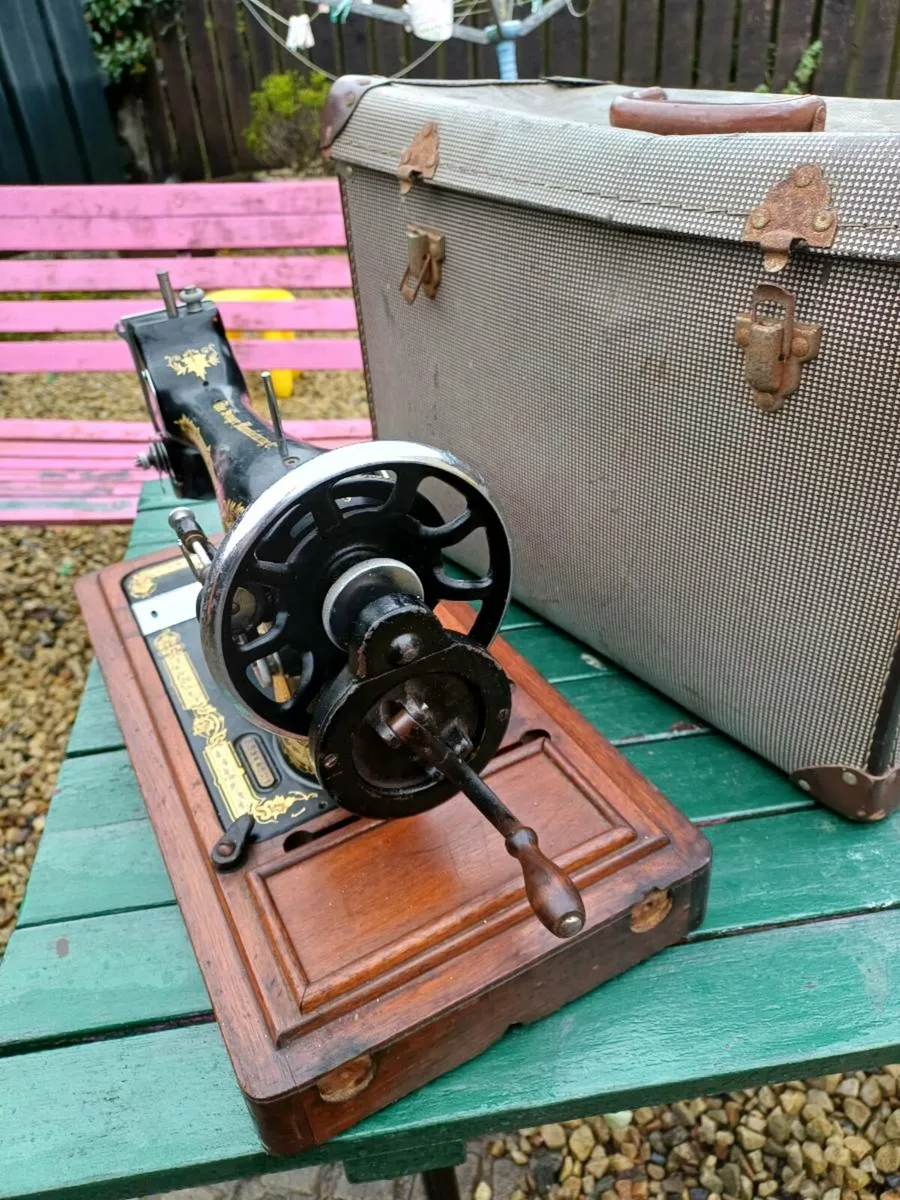 1937  Handcrank Singer Sewing Machine - Image 3