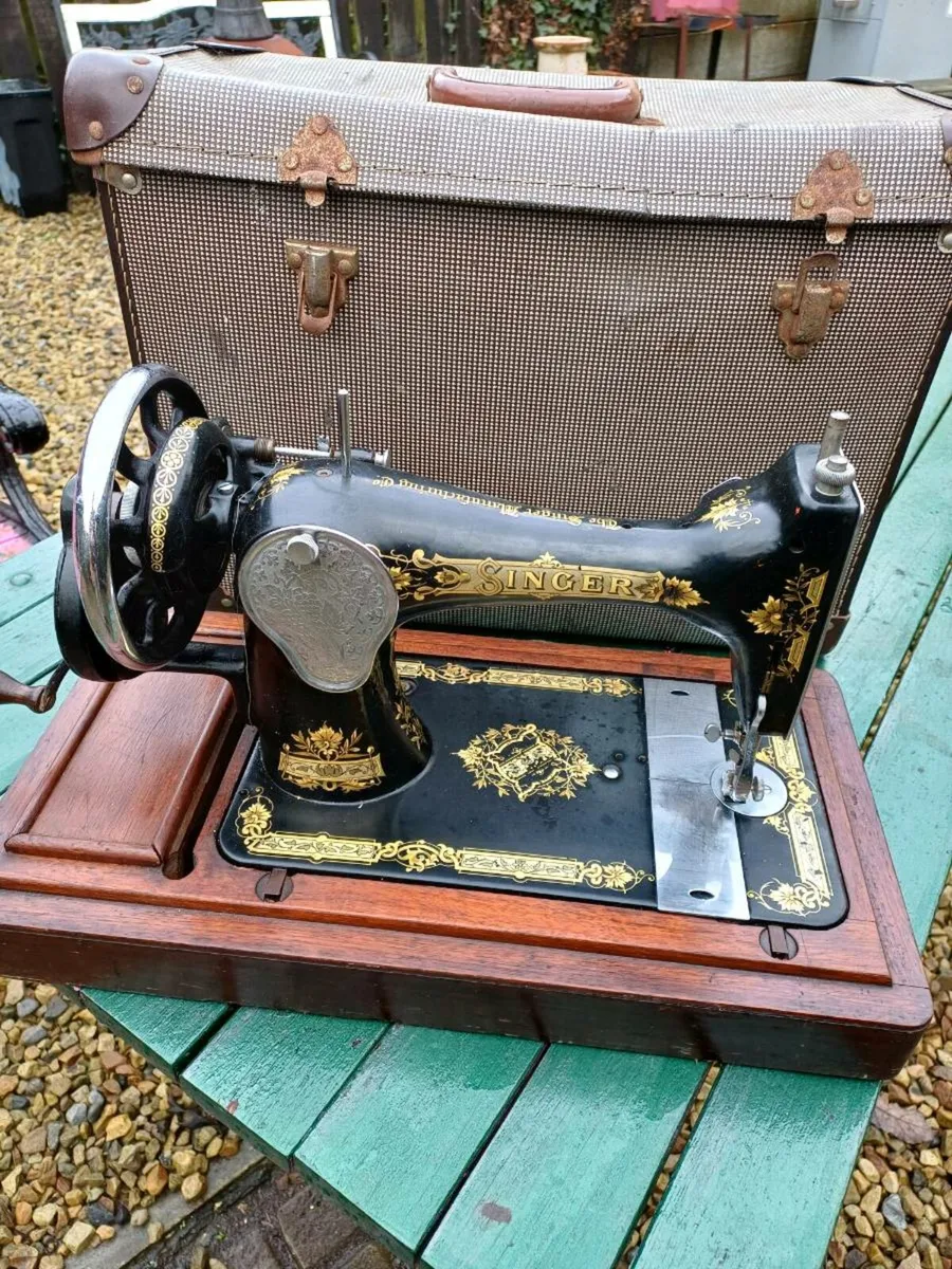 1937  Handcrank Singer Sewing Machine - Image 4