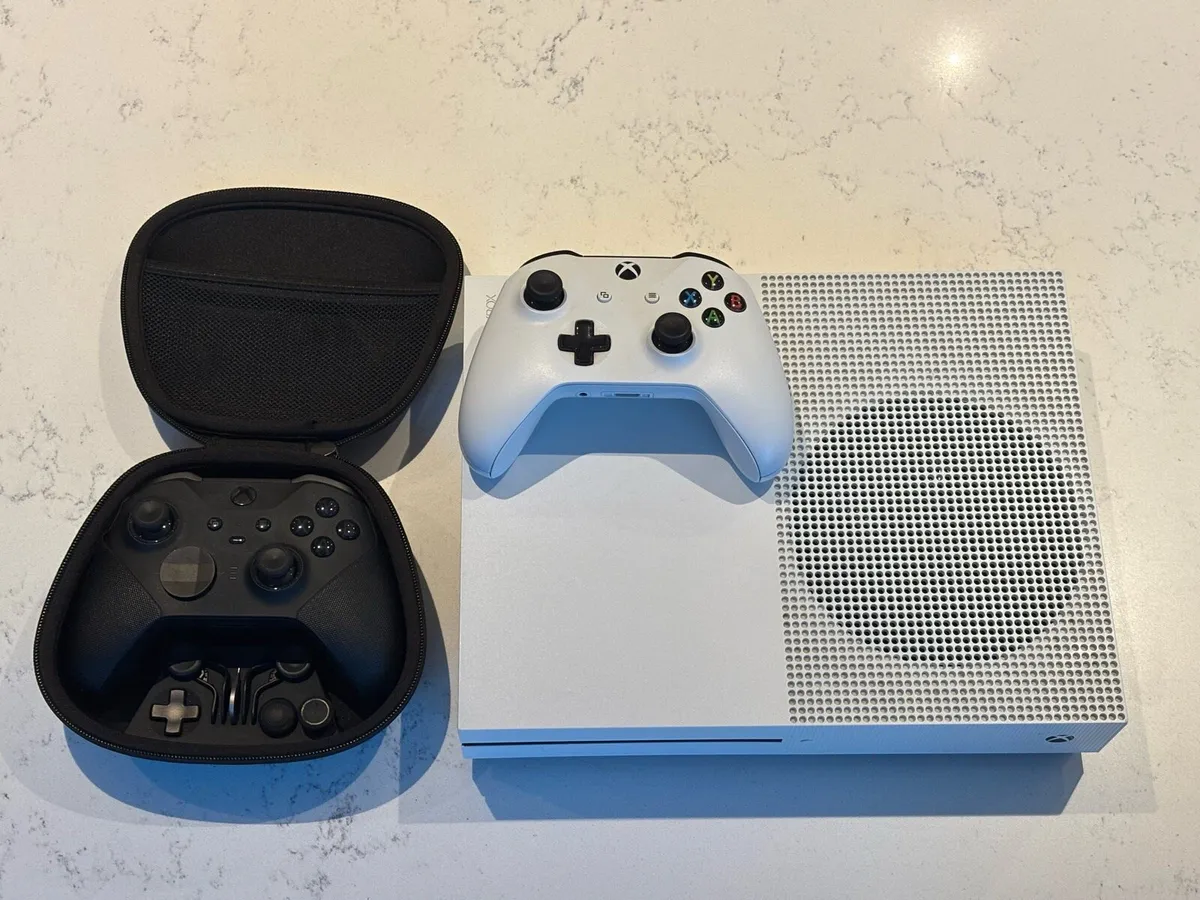Xbox 1S and elite series 2 pro controller - Image 1