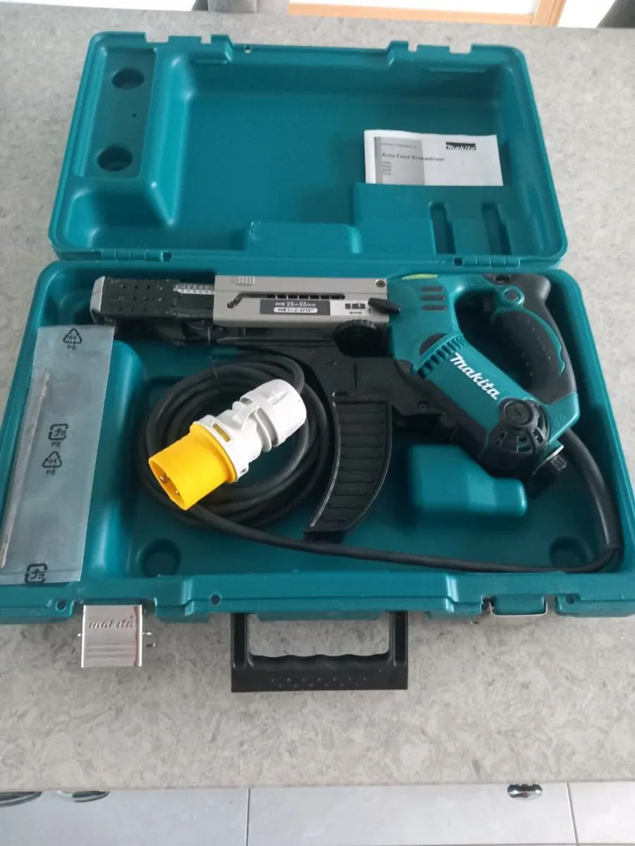 Makita 6843 Auto Feed Screwdriver - Image 1