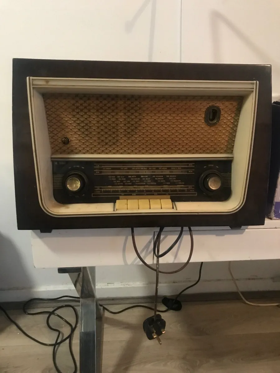 Antique radio - Image 1