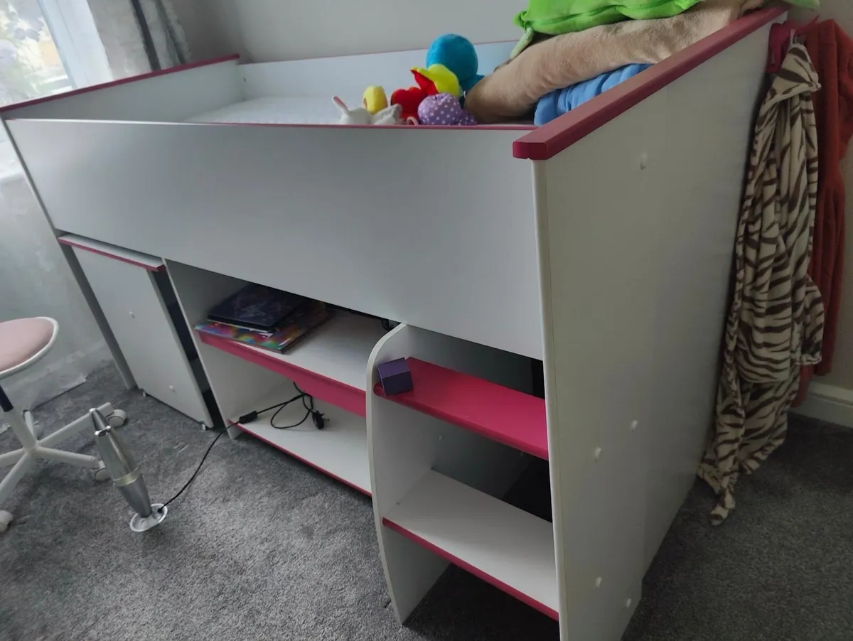 A Child/Teen Pink Bed - Image 2