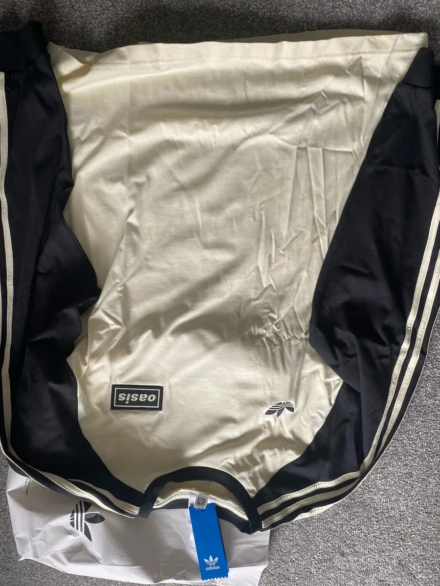 Adidas Originals Oasis bucket hat and long sleeve - Image 3