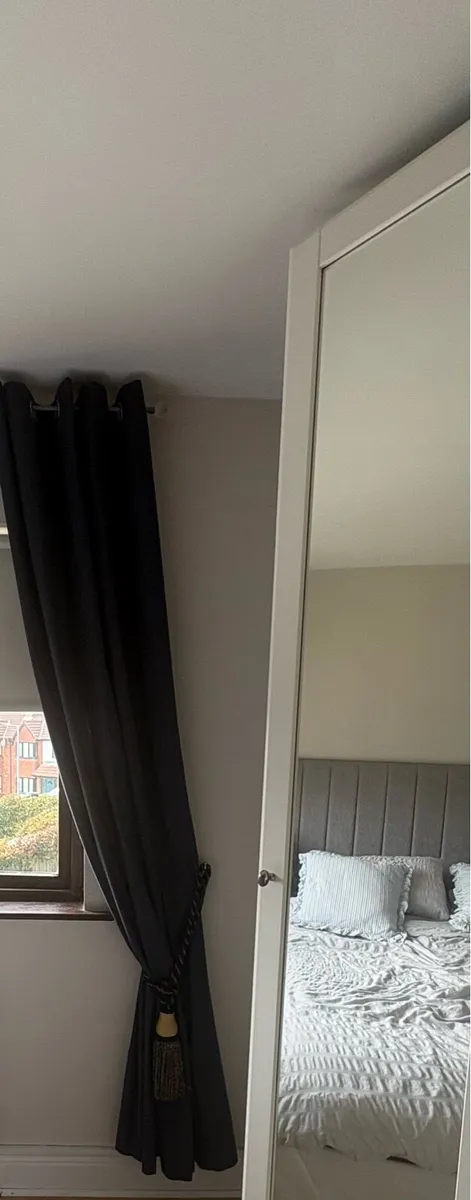 Curtains - Image 3