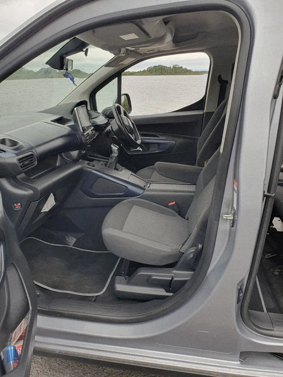 Peugeot Rifter Wheelchair lift - Image 3