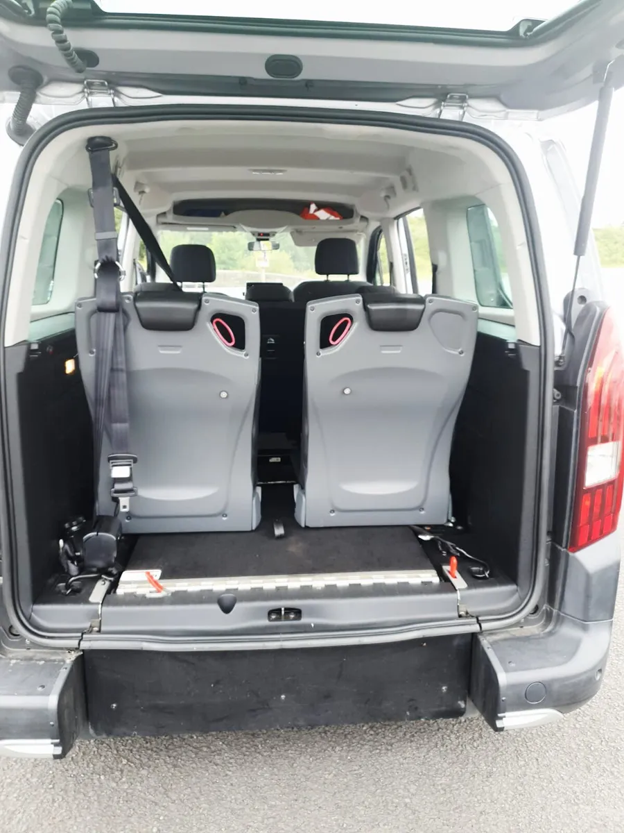 Peugeot Rifter Wheelchair lift - Image 4